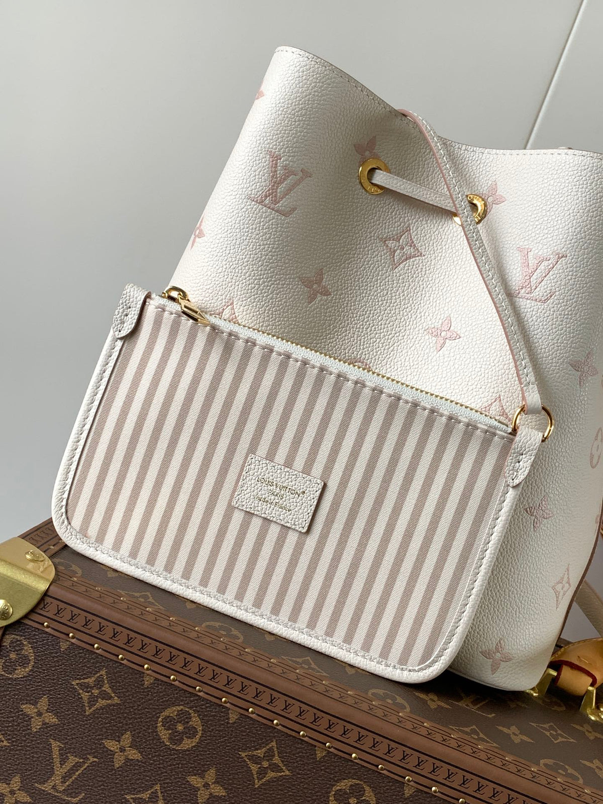 LOUIS VUITTON NÉONOÉ 26 IN WHITE AND PINK MONOGRAM CANVAS